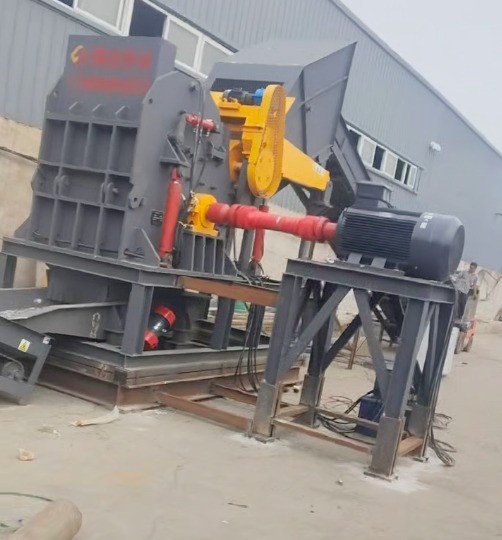 路友 110 型廢鋁破碎機已完成安裝，目前正進行人工投料試機。